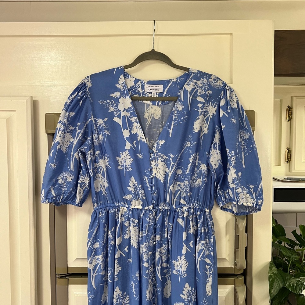 & Other Stories blue floral maxi dress with pockets - Picture 3 of 8